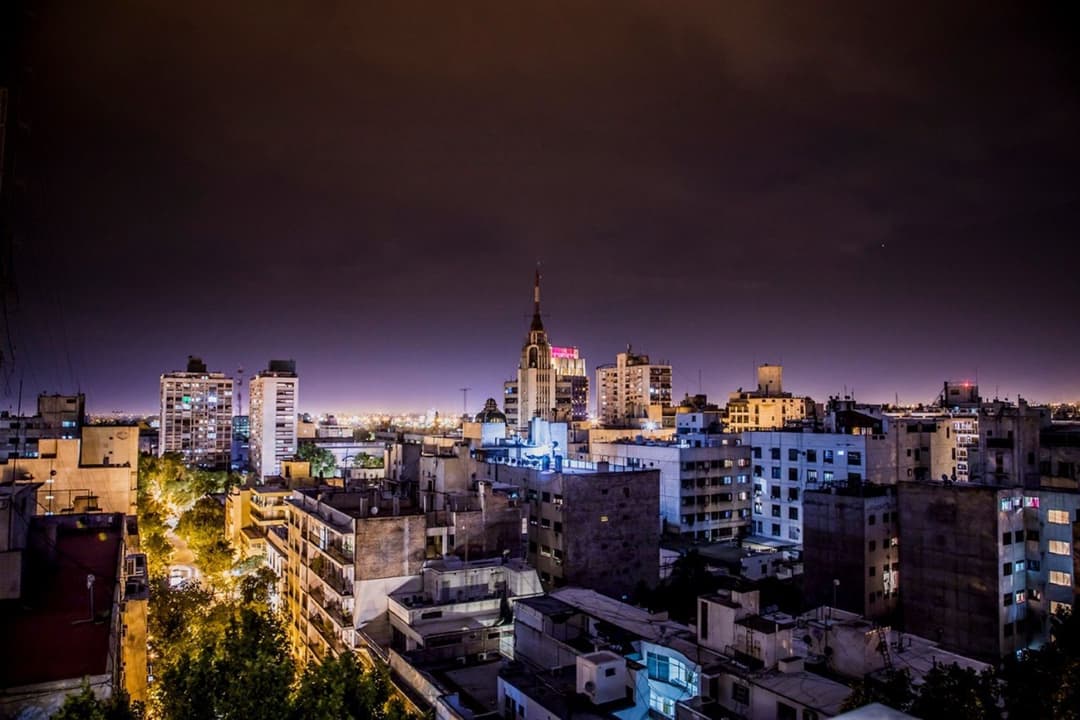 La ciudad de Mendoza de noche vista desde El Mirador